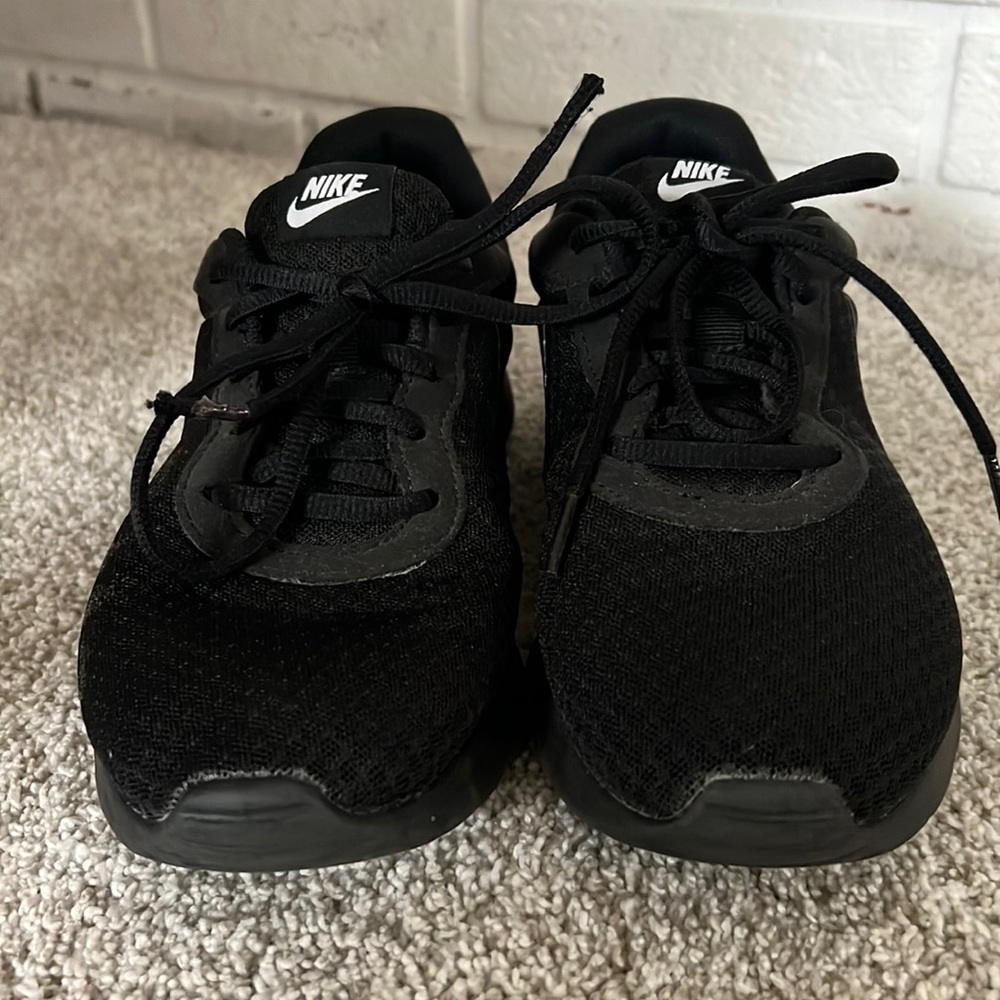Women’s All Black Nike tennis shoes size 8